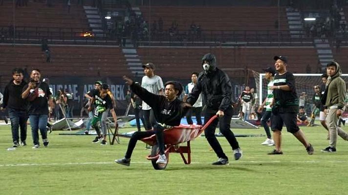 Telediario 1 - Los aficionados del Persebaya indonesio queman su estadio tras la tercera derrota consecutiva