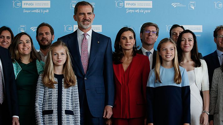 Informativo 24h - Encuentro de los reyes y sus hijas con premiados en anteriores ediciones de los Princesa de Girona