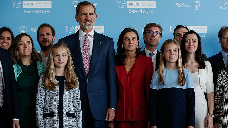 Encuentro de los reyes y sus hijas con galardonados en anteriores ediciones de los premios Princesa de Girona
