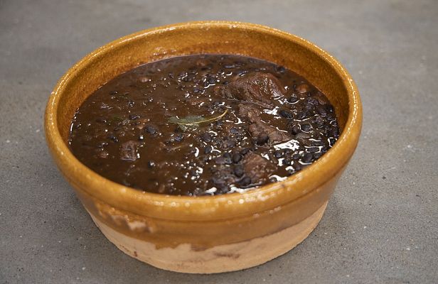 RTVE Cocina - "Alubias negras con costillas" de Dani García