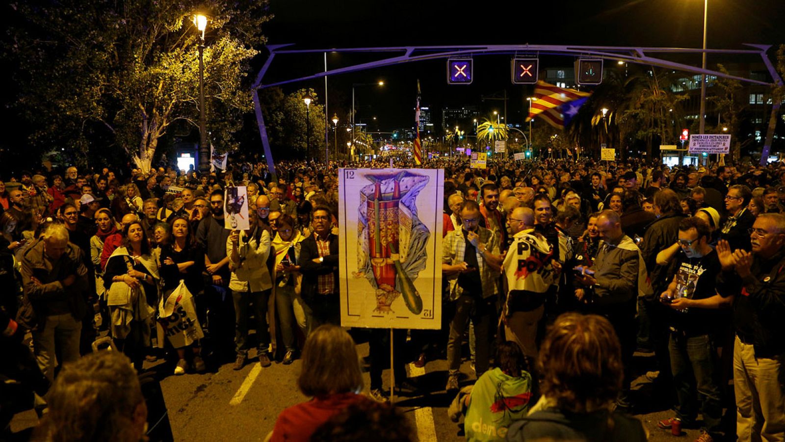 Un millar de personas protestan contra la presencia de los reyes en Barcelona