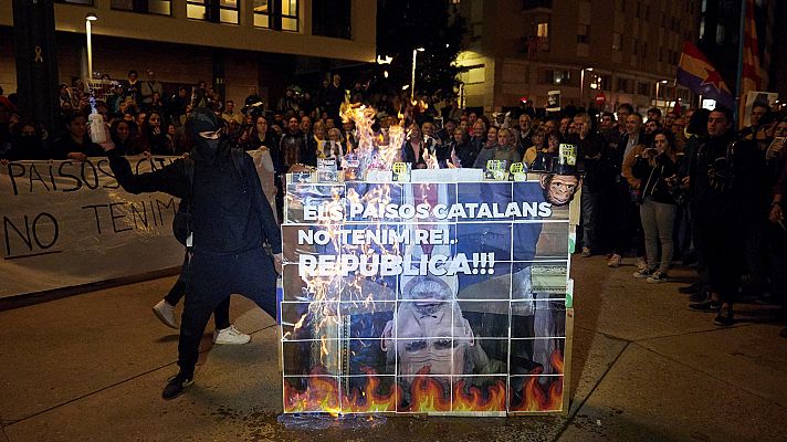 Telediario 1 - Manifestación independentista contra el rey en Barcelona