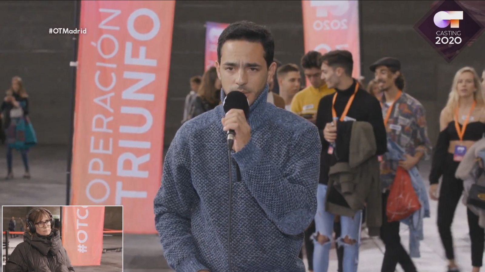 Joven de los que ya no quedan que le hace una reverencia a Noemí en la Fase 1 del casting OT 2020 en Madrid