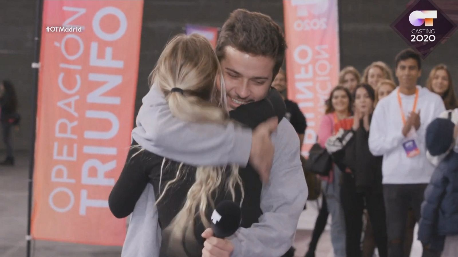 María, concursante de OT 2018, pone una pegatina en la Fase 1 del casting OT 2020 en Madrid