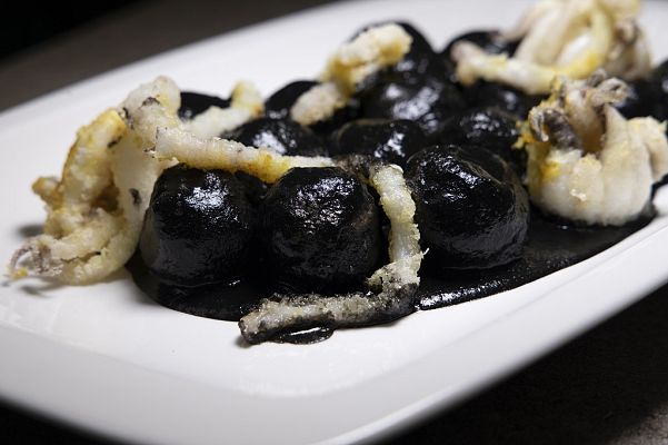 RTVE Cocina - "Albóndigas de choco en su tinta" de Dani García