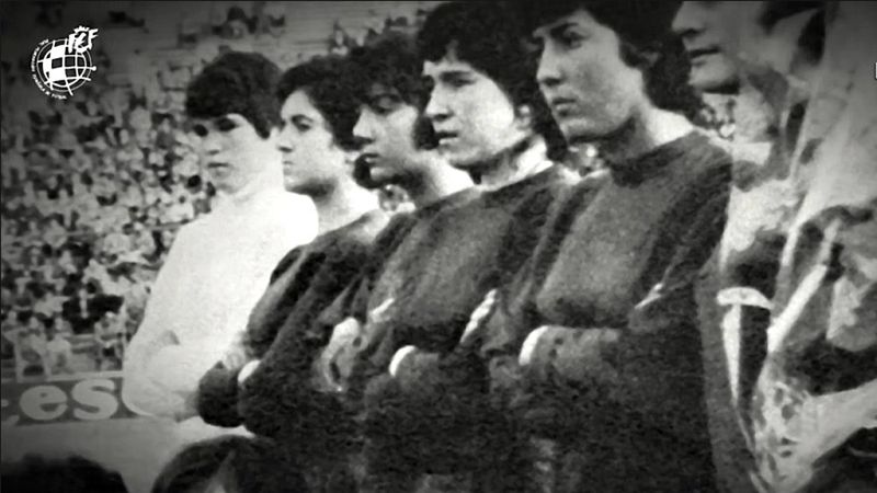 La Real Federación Española de Fútbol homenajea a las protagonistas del fútbol femenino, tanto a las que hicieron historia como a las que están escribiéndola a día de hoy, en un acto con jugadoras del primer combinado nacional de 1971, representantes