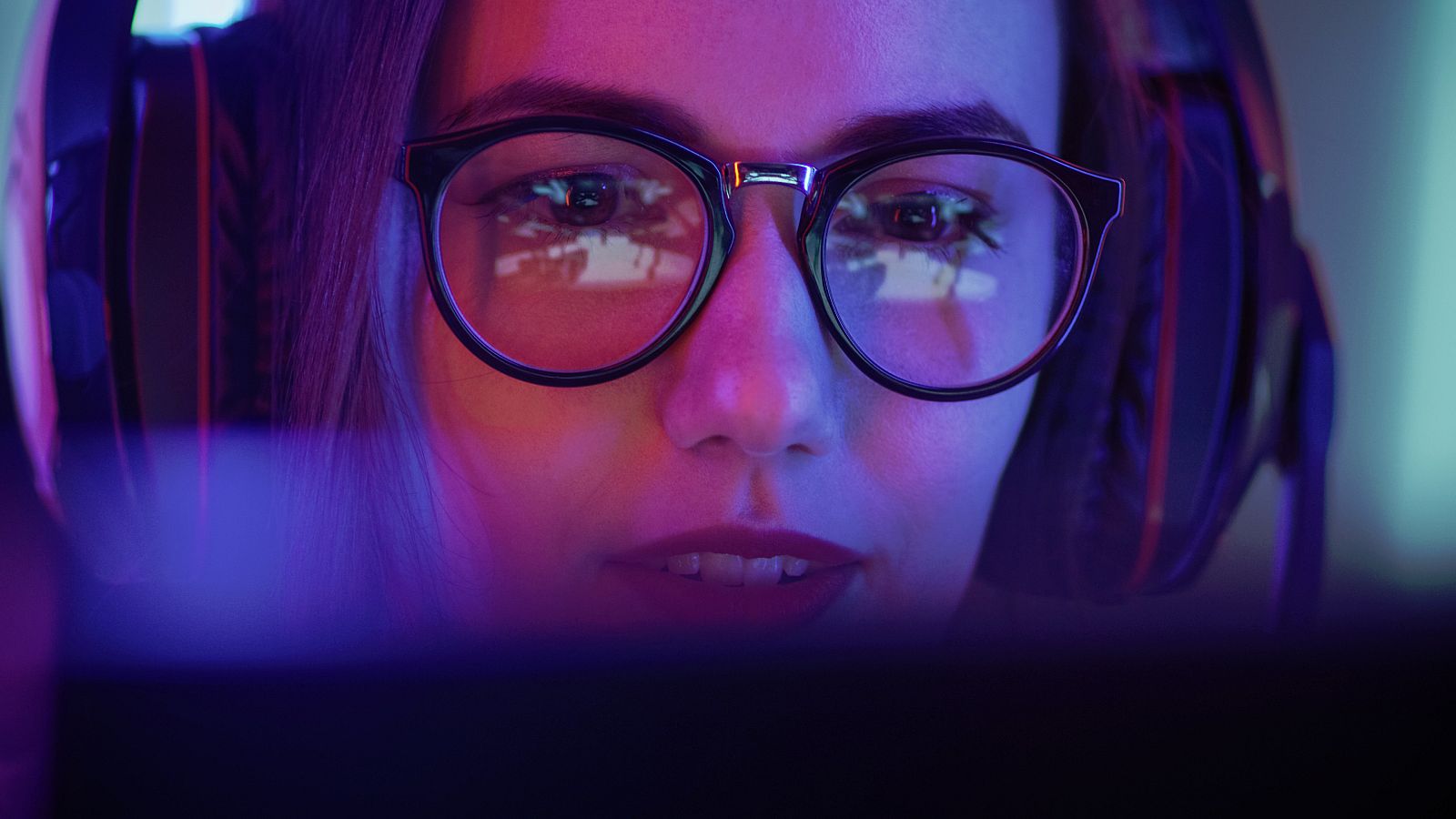 Mujeres de 18 a 29 años con estudios superiores y un nivel socioeconómico medio-alto. Así son la mayoría de los voluntarios en España. Lo dice un estudio realizado por la Fundación Teléfonica, que habla también de la importancia del voluntariado digi