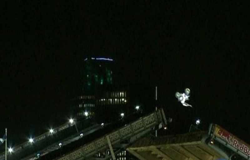 Salto imposible sobre el Támesis en moto cross del piloto británico Robbie Madison.