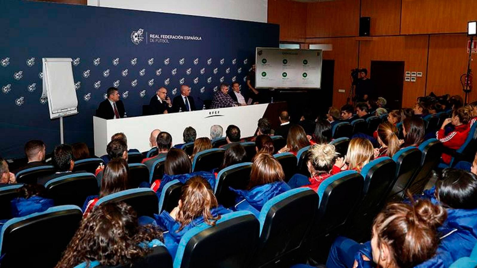 La RFEF trata de desbloquear la huelga del fútbol femenino con una oferta de más de un millón de euros