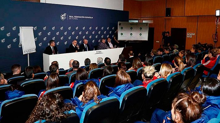 Telediario 1 - La RFEF trata de desbloquear la huelga del fútbol femenino con una oferta de más de un millón de euros