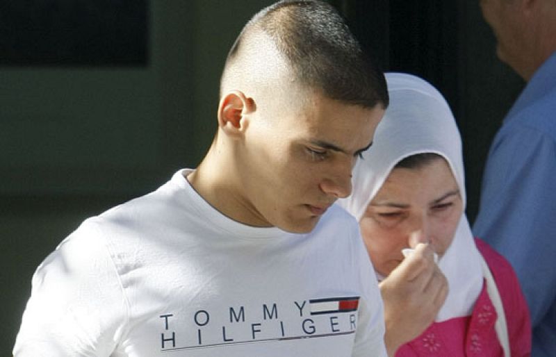 Los familiares de Rayán llegan al hospital