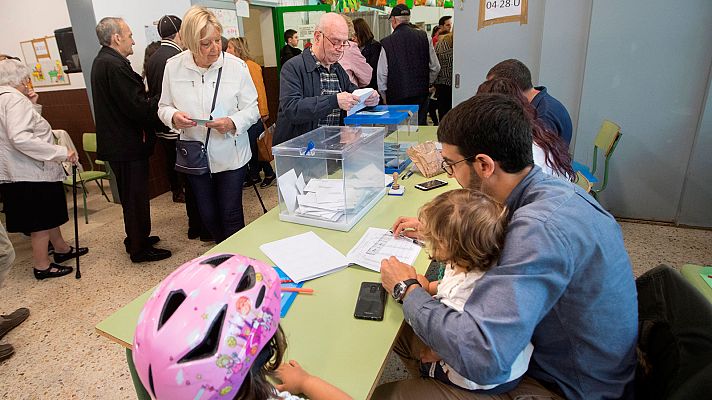Telediario 1 - Estar de baja laboral o ser mayor de 65 años, entre los motivos para no estar en una mesa electoral