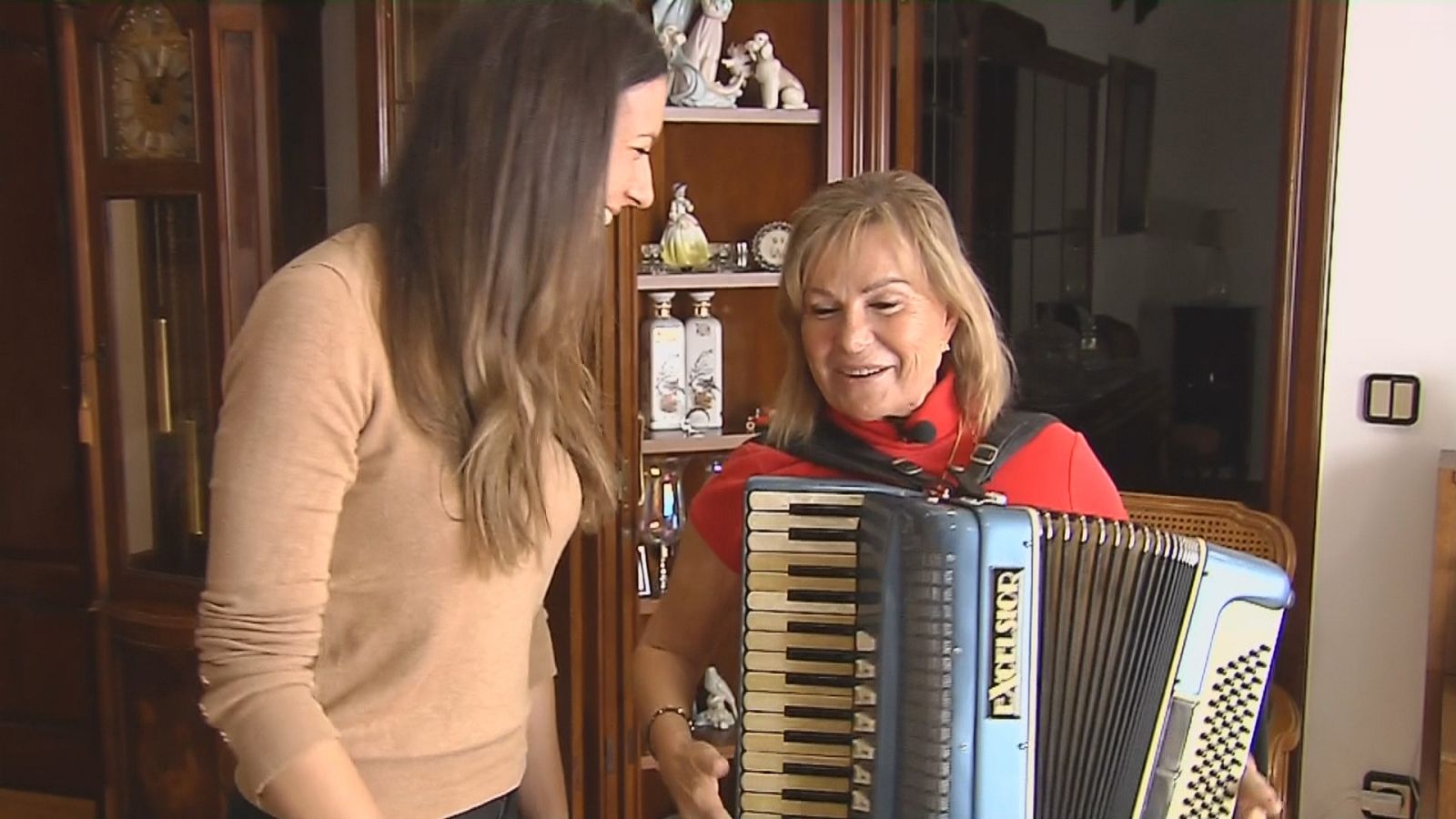 El adiós de María Jesús y su acordeón - España Directo | Ver