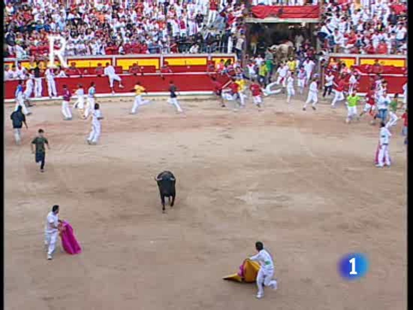 Último encierro 2009. Resbalón en la plaza. | Ver