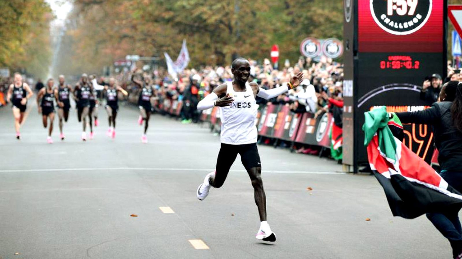 En el deporte un segundo te da o te quita un titulo, un record, una medalla...por eso afinar es tan importante y para ello trabajan las marcas de ropa deportiva. Kipchoge corrió el maratón en menos de dos horas pero su récord no es oficial entre otra