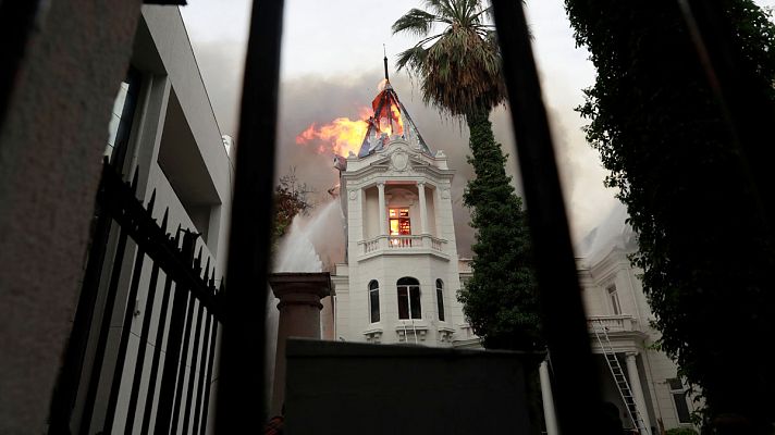 Informativo 24h - Incendian un edificio histórico y allanan la embajada de Argentina durante las protestas en Chile