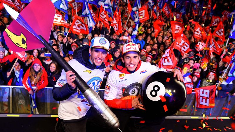 Cervera festeja los títulos de los hermanos Márquez