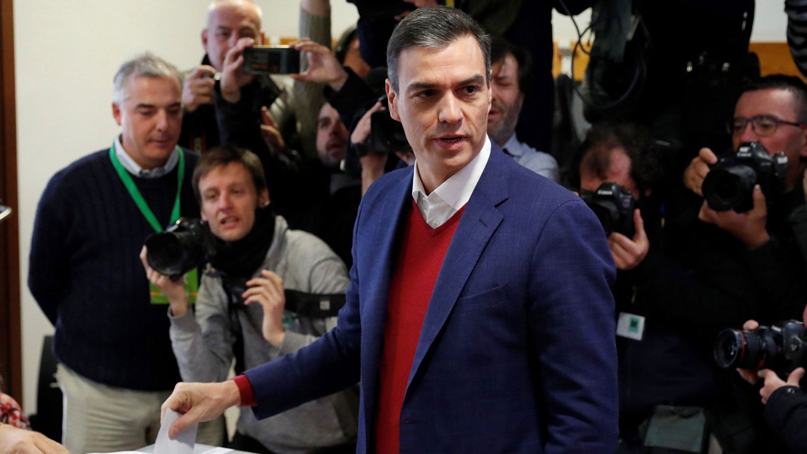 Pedro Sánchez, primer candidato en votar