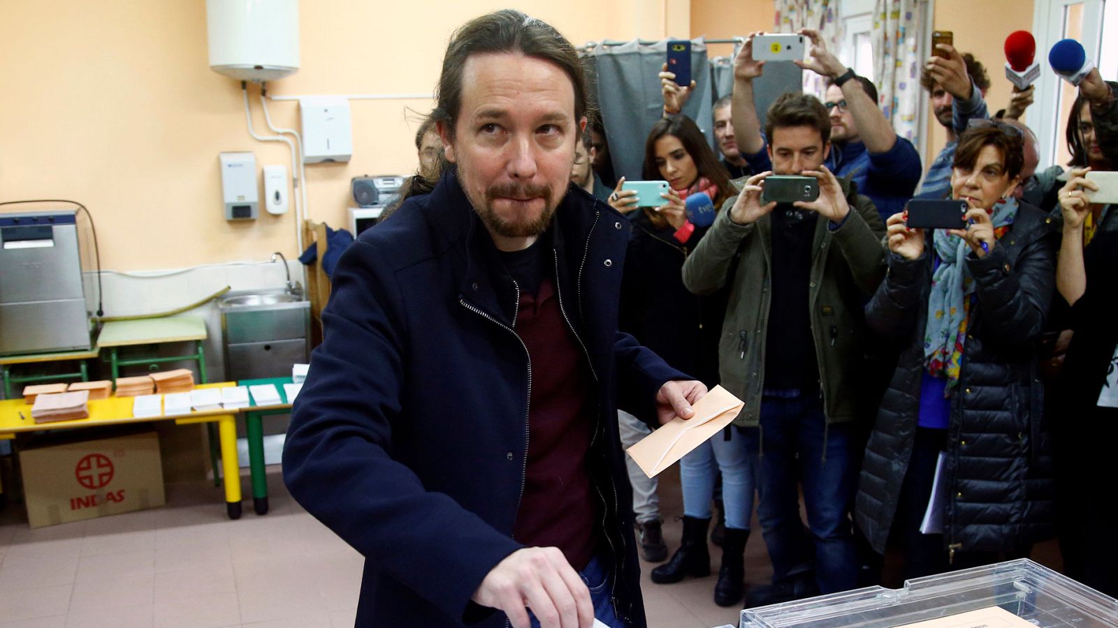 Pablo Iglesias vota en un colegio de Galapagar