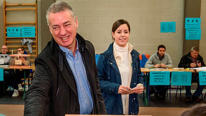Informativo 24h - Urkullu acude a votar en un colegio de Durango y pide que se abra un nuevo ciclo provechoso para Euskadi