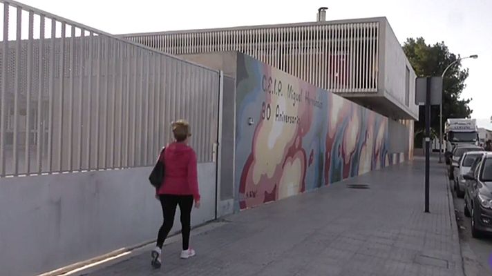 Telediario 1 - Así votan en el colegio electoral de Orihuela donde hace dos meses la gota fria inundó las aulas