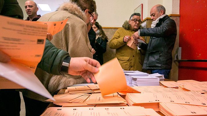 Telediario 1 - ¿Vas a cambiar el sentido de tu voto este 10N? Tres electores cuentan a TVE lo que significa para ellos volver a votar