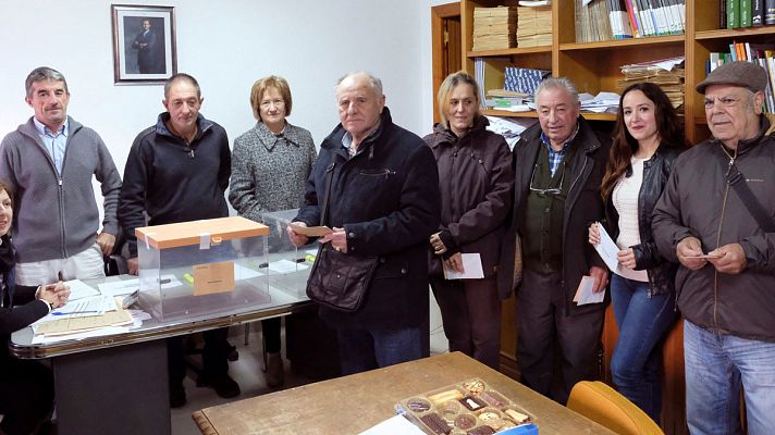 Telediario 1 - Un pueblo vota en 32 segundos y otras anécdotas de la jornada electoral del 10N