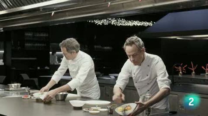 RTVE Cocina - Ensalada de mató con frutos rojos, naranja y avellanas.