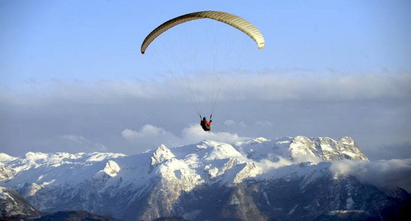 Juan Carlos Martínez se ha proclamado campeón de España de parapente. Ha conseguido volar 592 kilómetros de distancia. El campeonato se ha celebrado en Piedrahita (Ávila), donde también se celebrará en 2011 el campeonato del mundo.