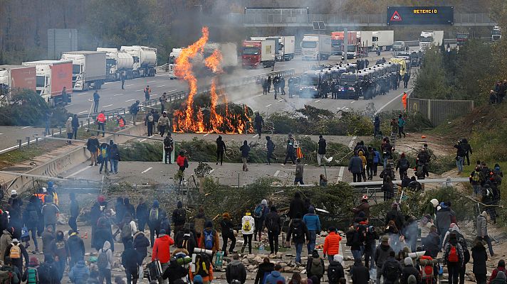 Los desayunos - Los Mossos comienzan a desalojar a los manifestantes de la AP-7