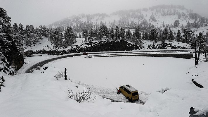 Telediario 1 - El temporal de nieve complica la circulación