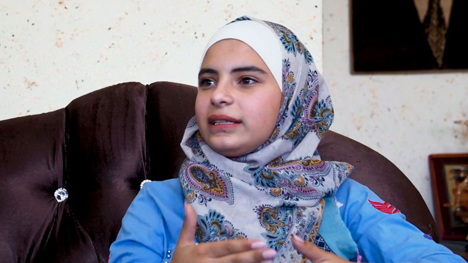 Rahaf: "Estábamos durmiendo y nos despertamos cuando los teníamos de pie sobre nuestras cabezas" - Modo Digital | Ver