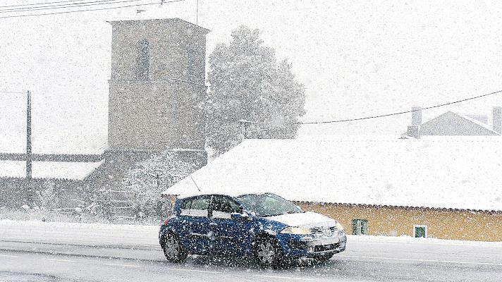 Informativo 24h - La nieve dificulta el tráfico en 95 carreteras, varias son de la red principal