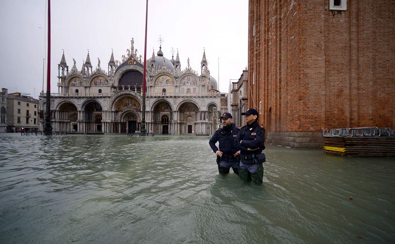 La plaza de san Marcos se encuentra sumergida bajo medio metro de agua debido a la marea alta