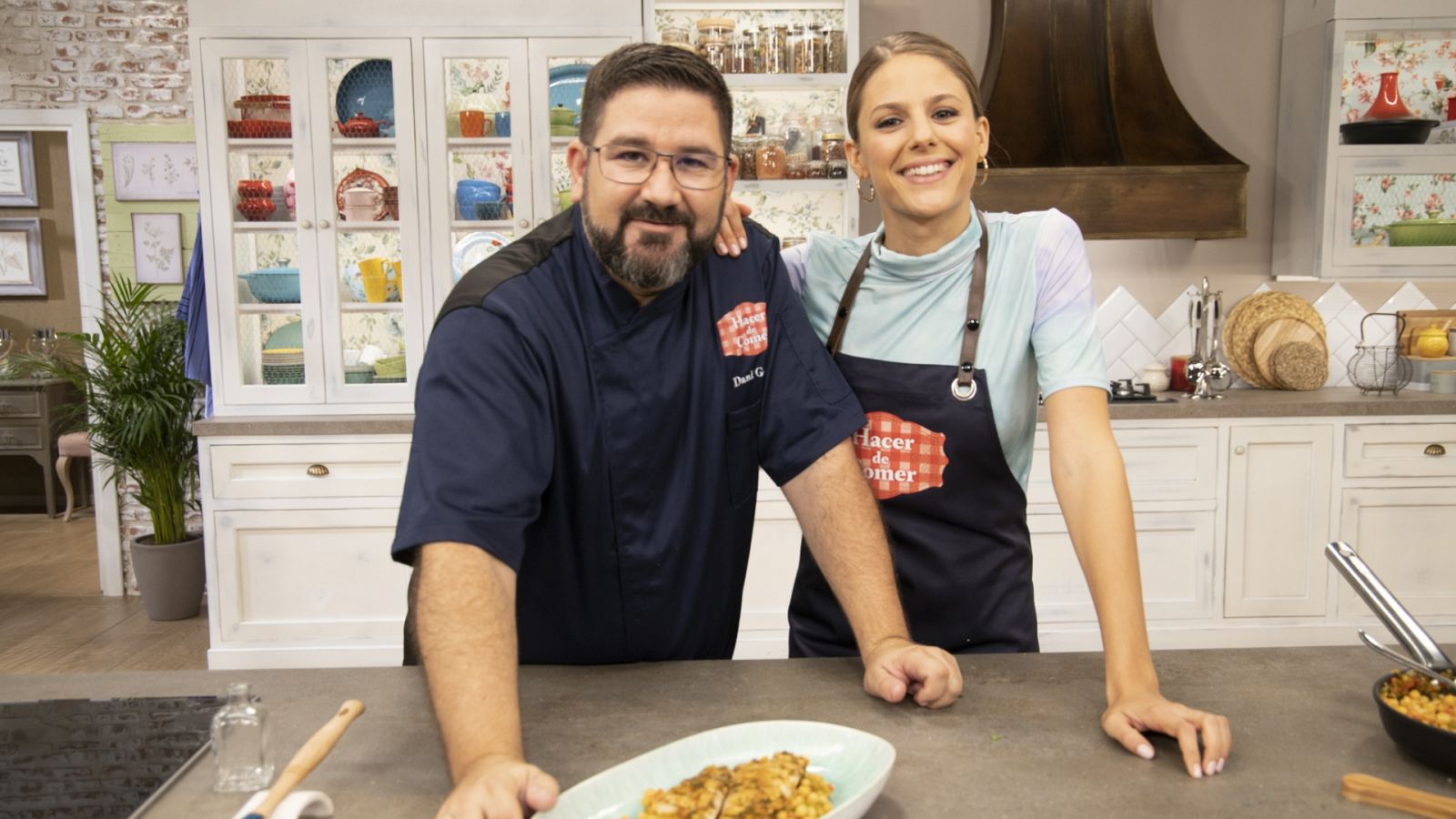 Hacer de comer - Confit de pato con escarola y garbanzos salteados - ver ahora