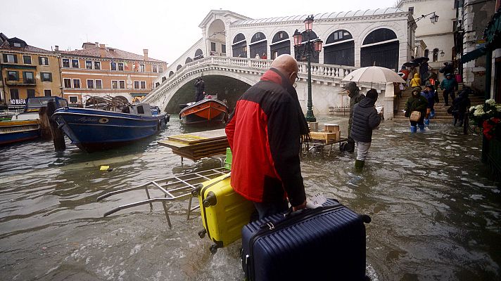 Telediario 1 - Desciende el nivel del agua en Venecia