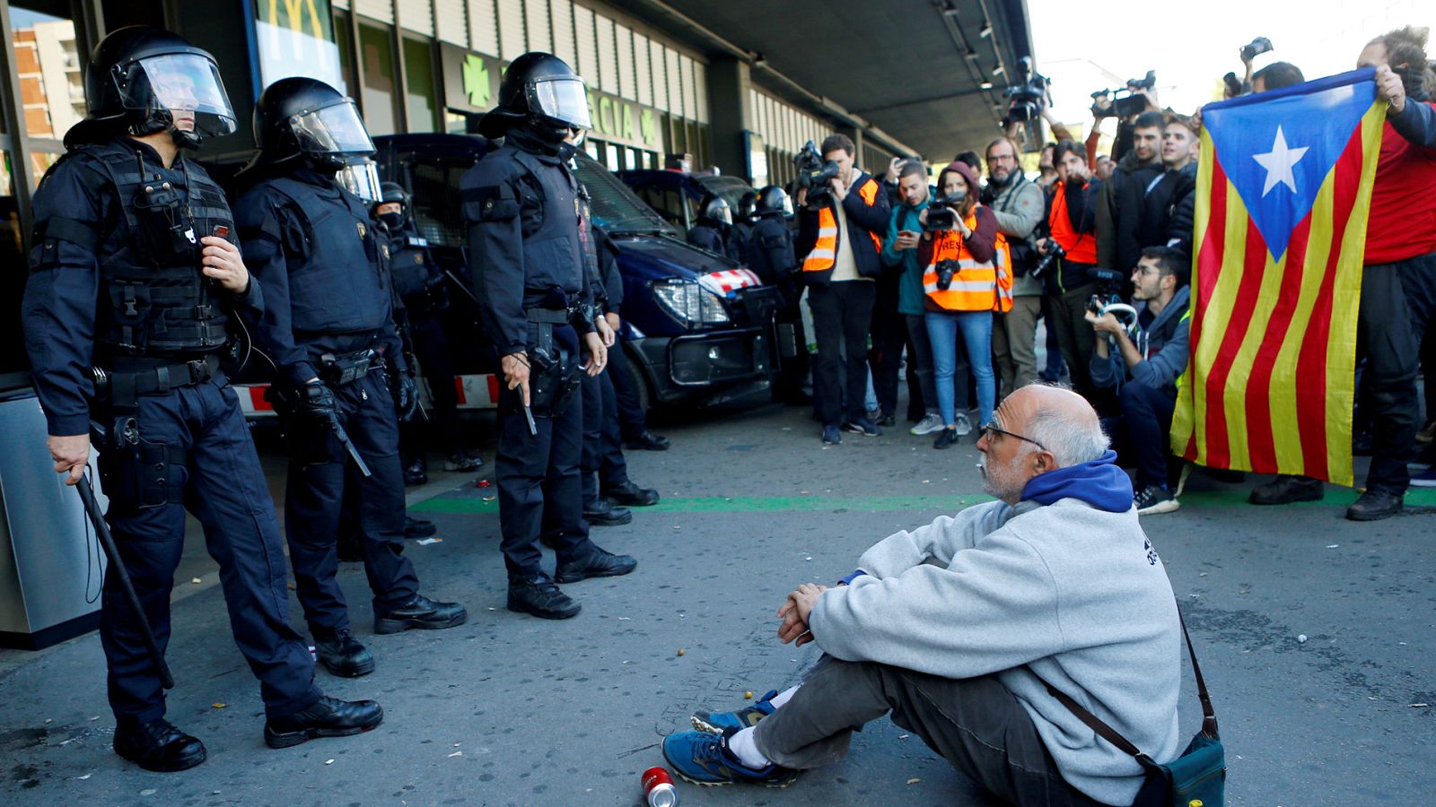 Los Mossos frustran el intento de los CDR de bloquear la circulación de trenes en Barcelona | Ver