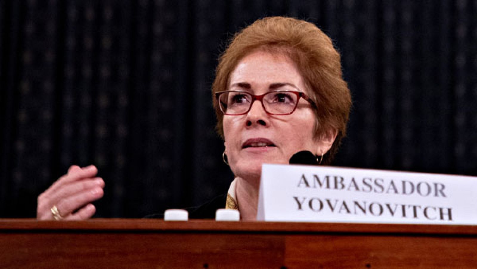 Trump eleva la tensión y ataca a exembajadora en Ucrania en pleno testimonio