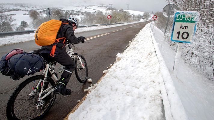 El tiempo - El temporal se debilita y mejoran las carreteras, con 17 puertos cerrados