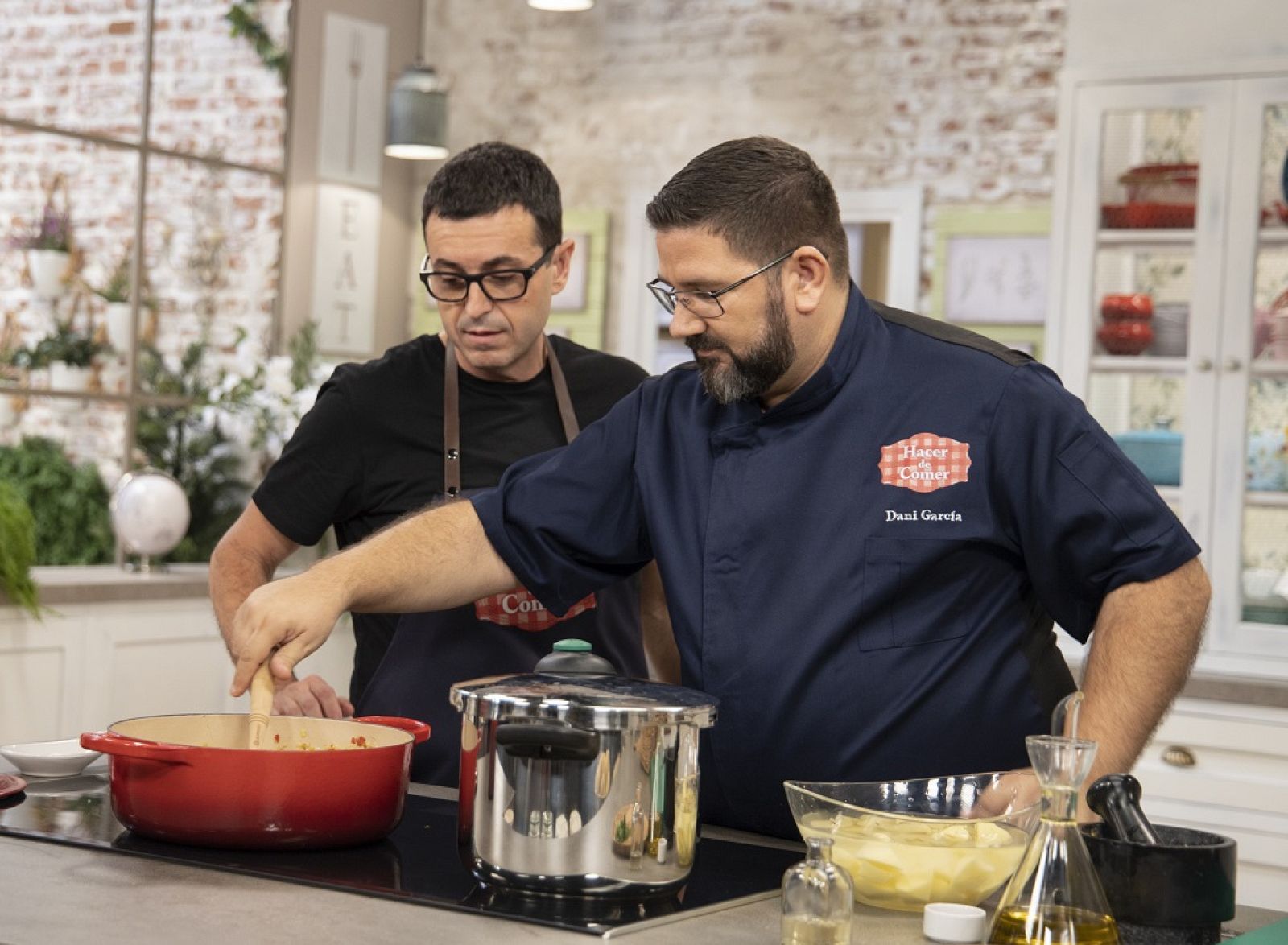 Hacer de comer - Aguacate asado a la sal y Patatas con níscalos - ver ahora