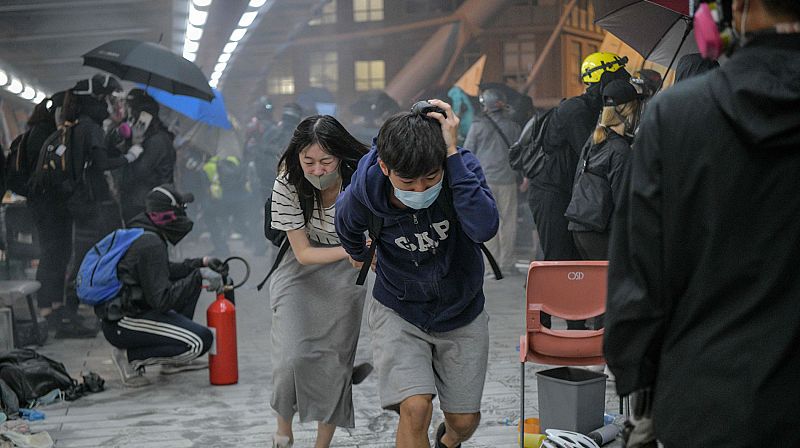 Al menos 38 heridos en los disturbios entre policía y manifestantes en la Universidad de Hong Kong