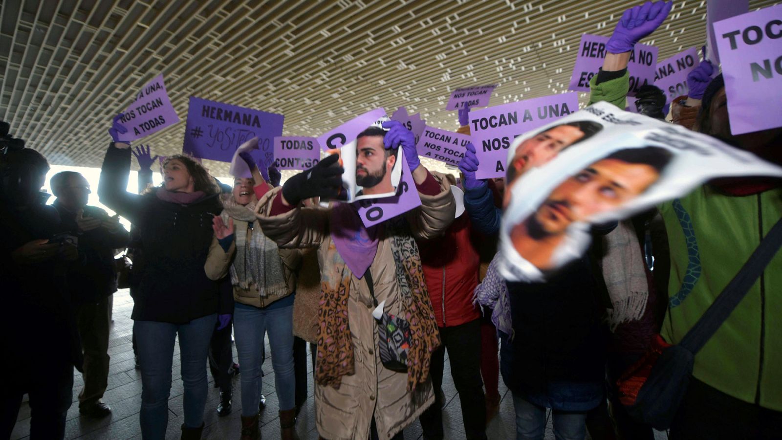 Concentración ante los juzgados en apoyo a la víctima de La Manada en Pozoblanco