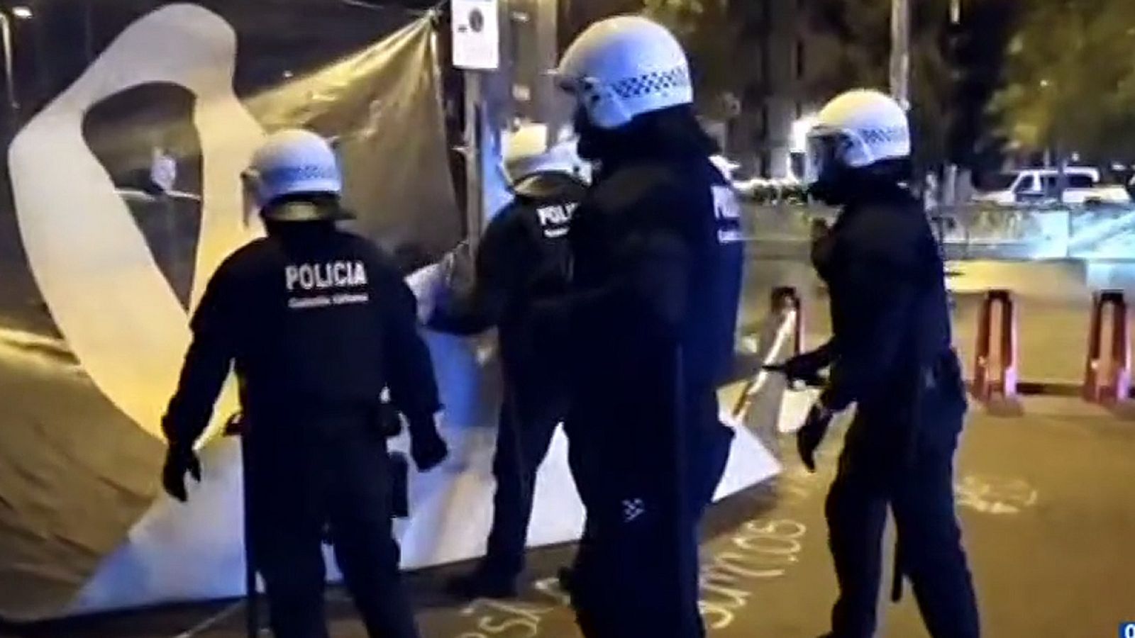 La Guardia Urbana desaloja la acampada de la Plaza Universitat después de 22 días