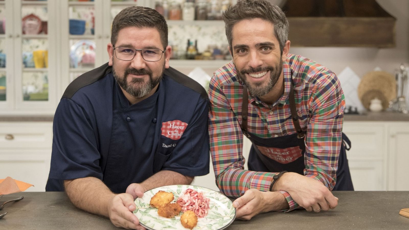 Hacer de comer - Buñuelos de Idiazábal y lomo de orza con mermelada de pimientos de piquillo - ver ahora