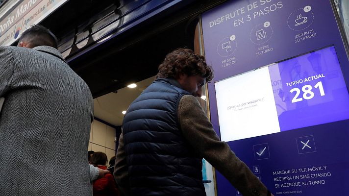 Telediario 1 - Un nuevo sistema electrónico permite esperar menos cola en Doña Manolita