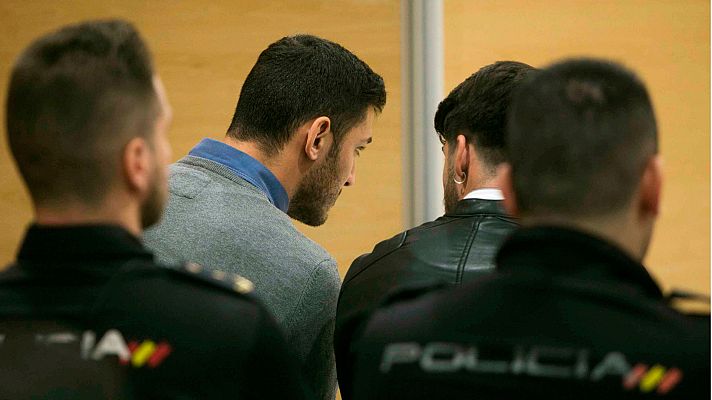 Telediario 1 - Tres años de prisión para dos de los cinco miembros de La Manada por grabar y tomar fotos de la violación