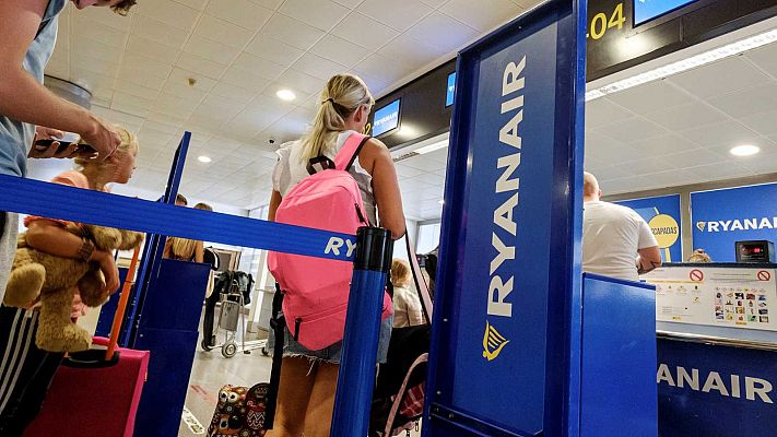 Telediario 1 - Condenan a Ryanair por cobrar un un suplemento "abusivo" a una pasajera por llevar bolso y maleta
