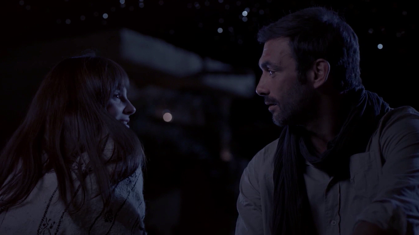 Promesas de arena - Lucía y Hayzam se besan