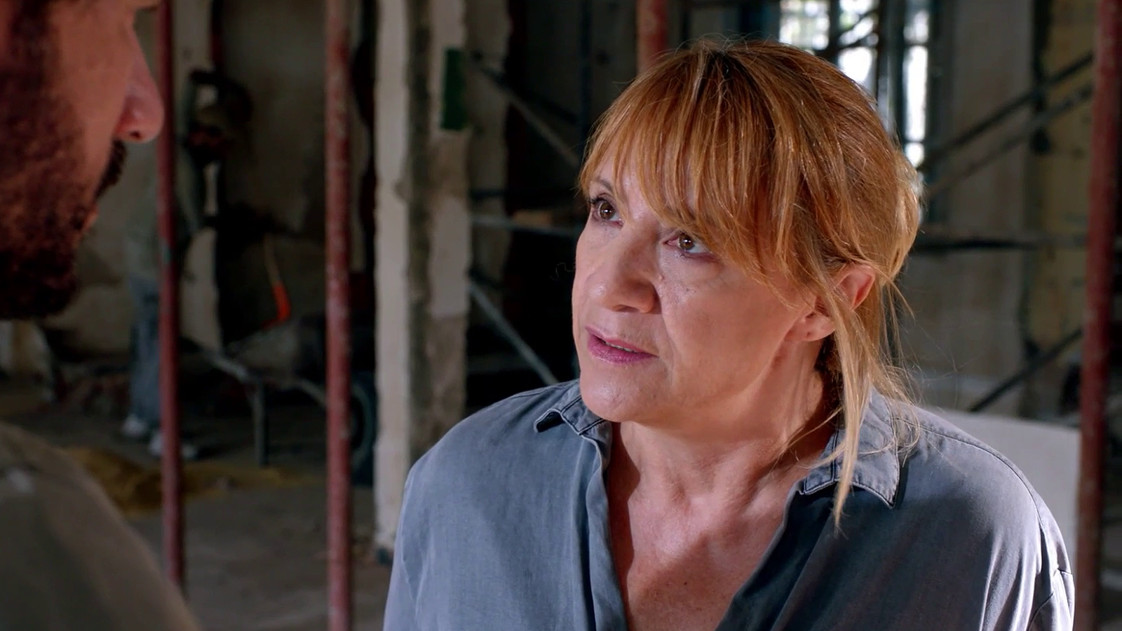 Promesas de arena - Julia le confiesa a Andy que Hayzam es "El Halcón"