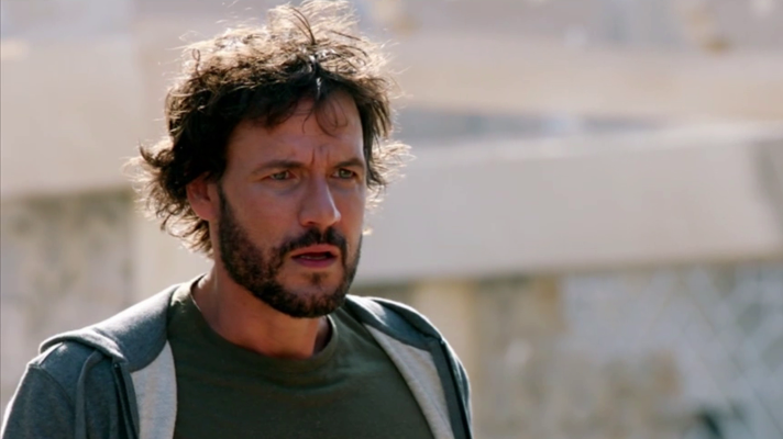 Promesas de arena - Julia es agente del CNI